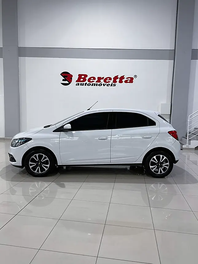 Carro chevrolet onix 1.4 mt ltz 2015-2 na Beretta Auto móveis em Criciúma