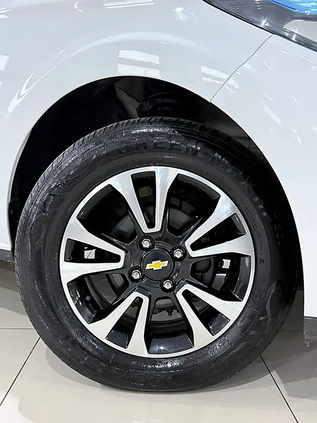 Carro chevrolet onix 1.4 mt ltz 2015-4 na Beretta Automóveis em Criciúma SC