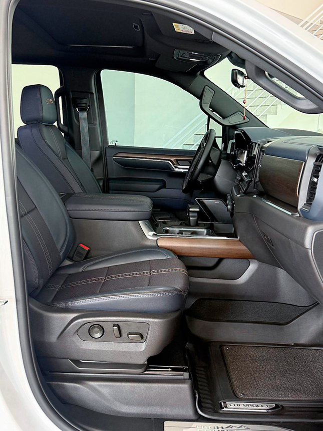 Veiculo camioneta chevrolet silverado high country 2025-10 na Beretta Automóveis em Criciúma