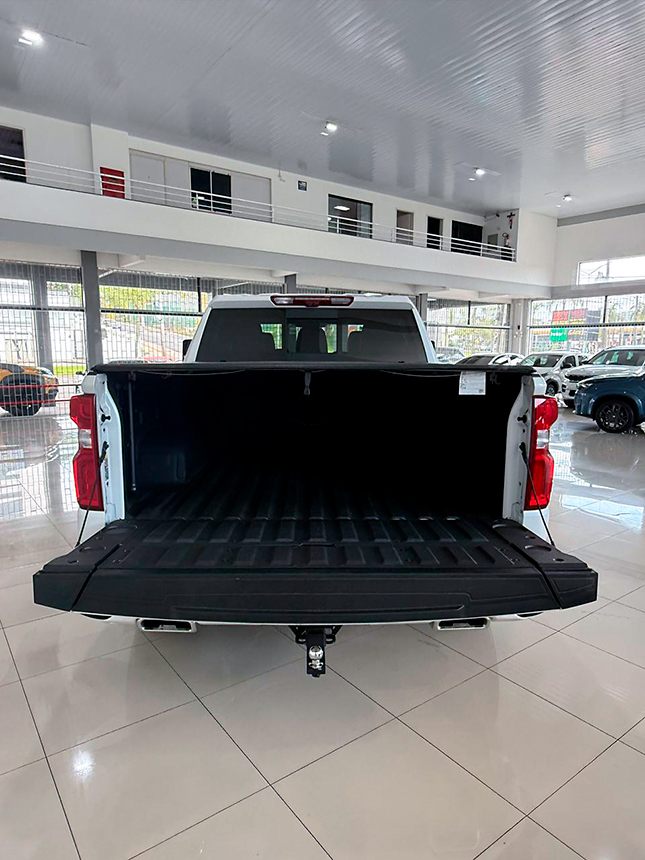 Veiculo camioneta chevrolet silverado high country 2025-5 na Beretta Automóveis em Criciúma