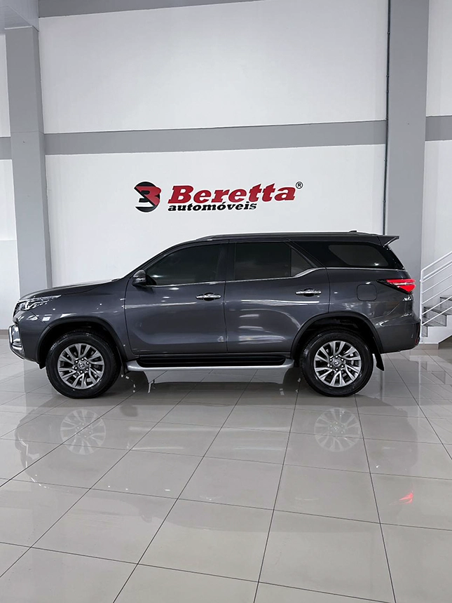 Camioneta toyota hilux swsrxa4fd 2023-2 na Beretta Automóveis em Criciúma