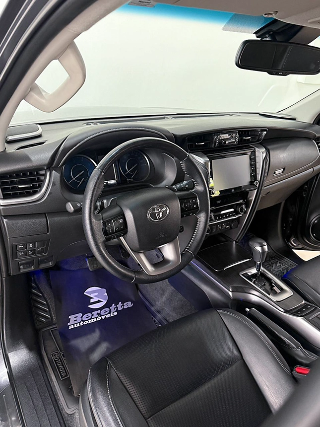 Camioneta toyota hilux swsrxa4fd 2023-8 na Beretta Automóveis em Criciúma
